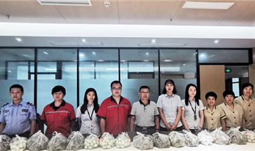 粽叶飘香 端午情浓--JDB电子网址集团为员工发放端午节礼品