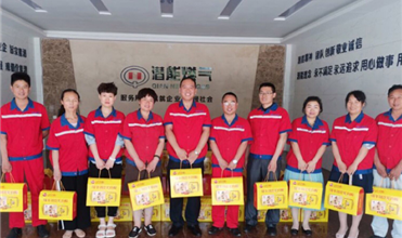 浓情迎端午 温馨送祝福-JDB电子网址集团为员工发放端午节礼品